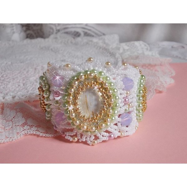 Bracelet Envol&eacute;e Fleurie brod&eacute; avec des Cristaux de Swarovski, des cabochons en r&eacute;sine, des perles rondes nacr&eacute;es et des rocailles Miyuki