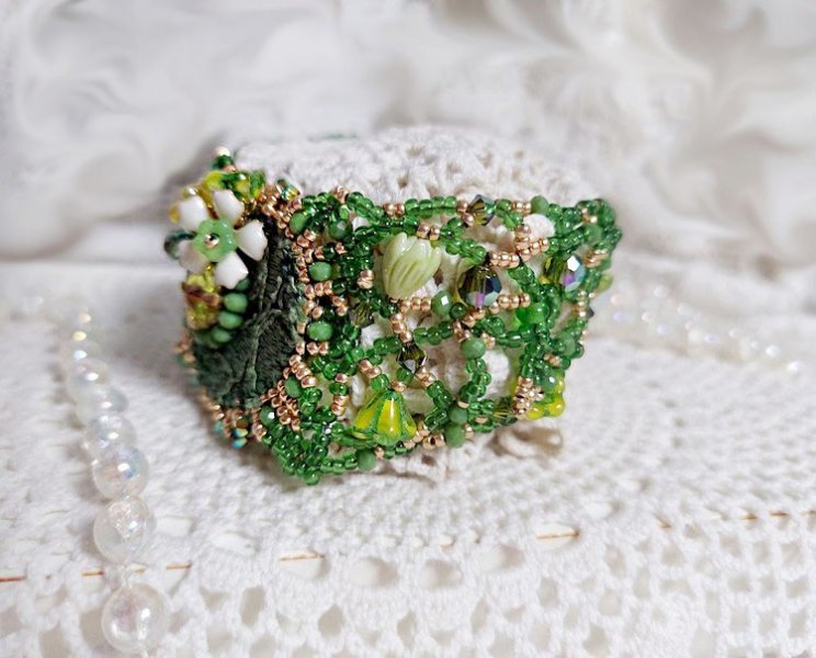 Bracelet Espoir brod&eacute; avec rocailles, rondes facett&eacute;es, clochettes, bourgeons et perles Cristal Swarovski