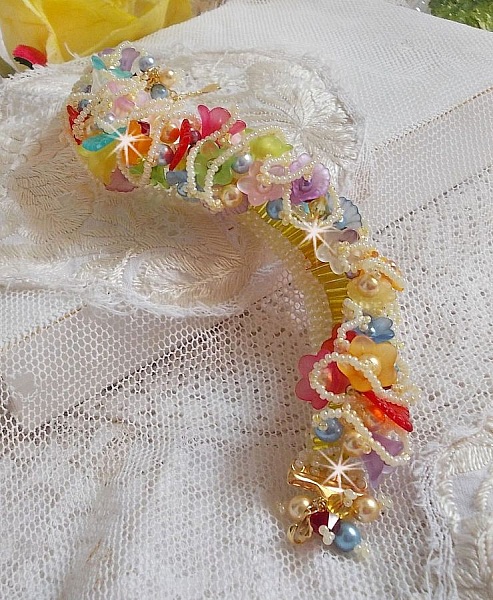 Bracelet Garden Flowers perl&eacute; avec des rocailles Jaunes et Ivoires &agrave; laquelle s'ajoute des fleurs et feuilles Lucites, cristaux, perles, tubes et fermoir en plaqu&eacute; Or, une belle Nature !