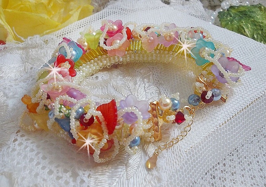 Bracelet Garden Flowers perl&eacute; avec des rocailles Jaunes et Ivoires &agrave; laquelle s'ajoute des fleurs et feuilles Lucites, cristaux, perles, tubes et fermoir en plaqu&eacute; Or, une belle Nature !