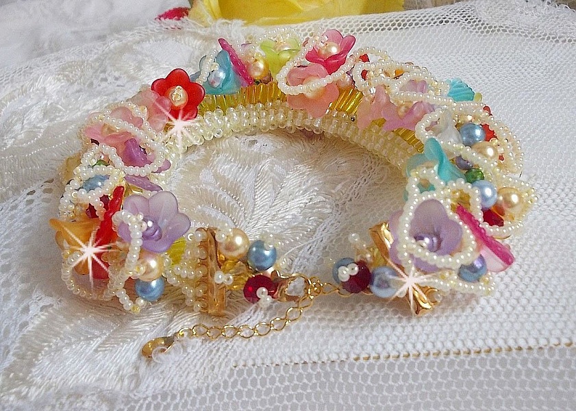 Bracelet Garden Flowers perl&eacute; avec des rocailles Jaunes et Ivoires &agrave; laquelle s'ajoute des fleurs et feuilles Lucites, cristaux, perles, tubes et fermoir en plaqu&eacute; Or, une belle Nature !