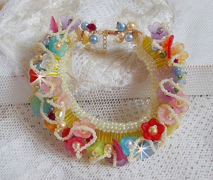Bracelet Garden Flowers perl&eacute; avec des rocailles Jaunes et Ivoires &agrave; laquelle s'ajoute des fleurs et feuilles Lucites, cristaux, perles, tubes et fermoir en plaqu&eacute; Or, une belle Nature !