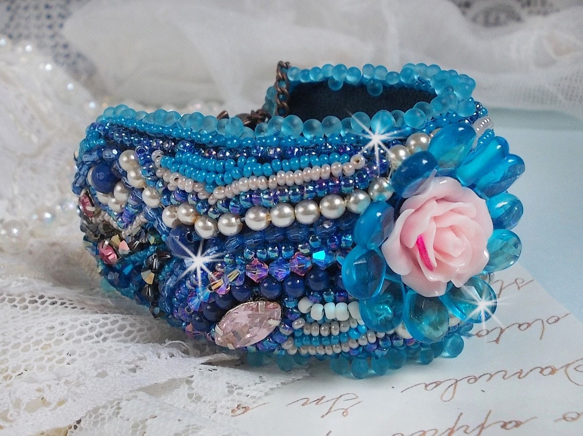 Bracelet Belle Epoque Haute Couture brodé avec des navettes en Cristal de Swarovski à laquelle s'ajoute des chatons, toupies, rose en résine, perles rondes nacrées, briolettes et rocailles