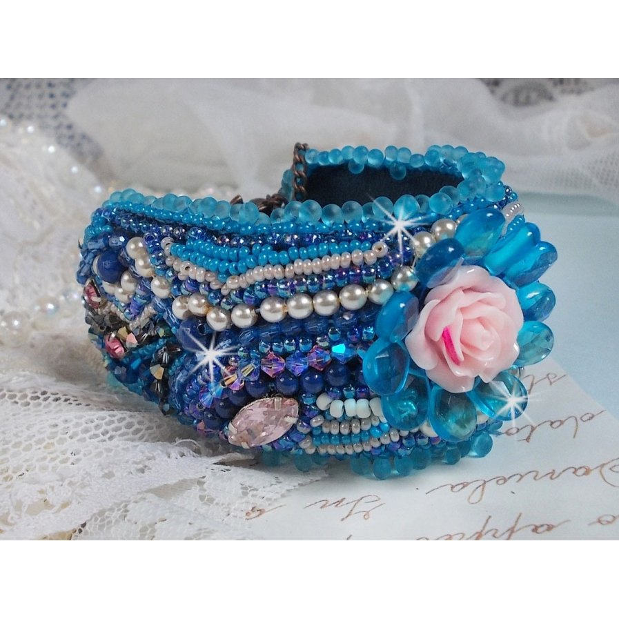 Bracelet Belle Epoque manchette Haute-Couture brodé avec des Cristaux de Swarovski, des cabochons en résine et des rocailles