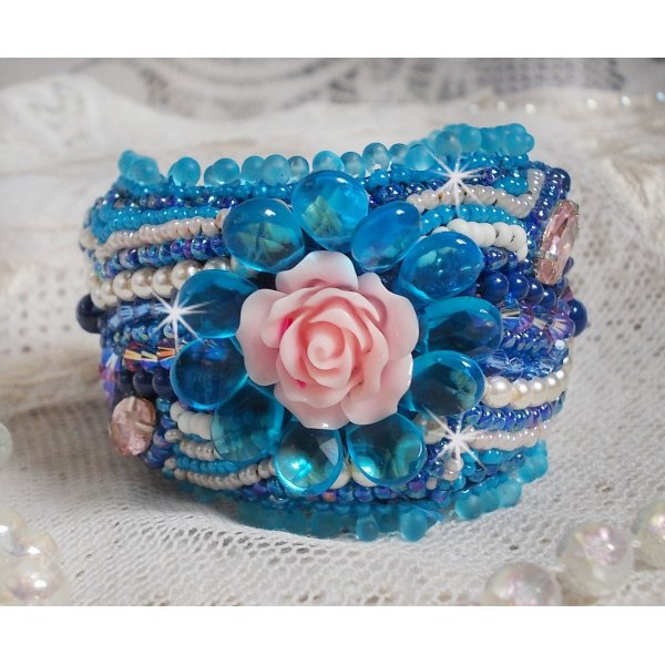 Bracelet Belle Epoque manchette Haute-Couture brodé avec des Cristaux de Swarovski, des cabochons en résine et des rocailles