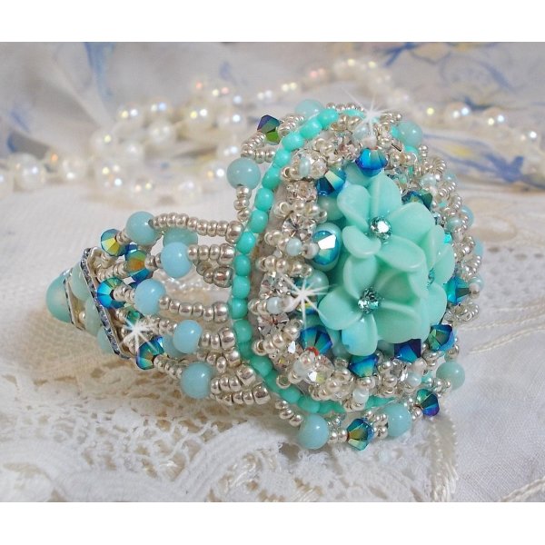 Bracelet Blue Flowers Haute-Couture brod&eacute; avec des Cristaux de Swarovski, un cabochon en r&eacute;sine, des perles rondes en satin, des rocailles avec une cha&icirc;nette et un fermoir en Argent 925/1000