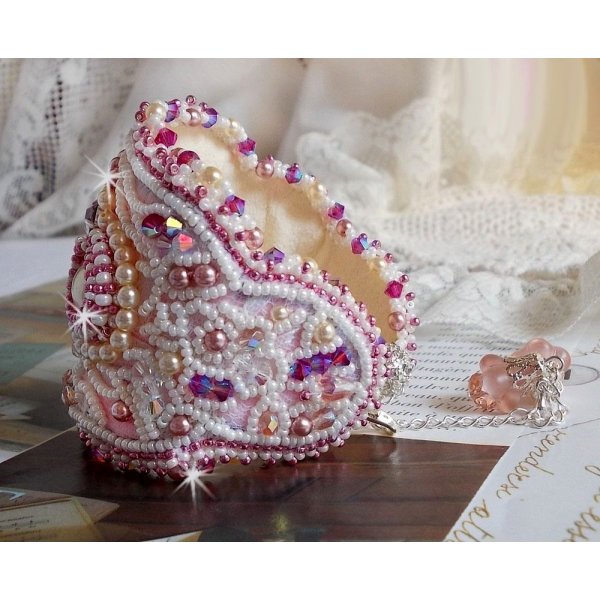 Bracelet Haute-Couture Valmont avec une dentelle ivoire tr&egrave;s ancienne et des cristaux