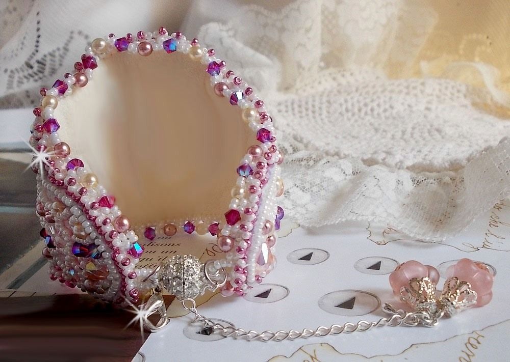 Bracelet Haute-Couture Valmont avec une dentelle ivoire très ancienne et des cristaux