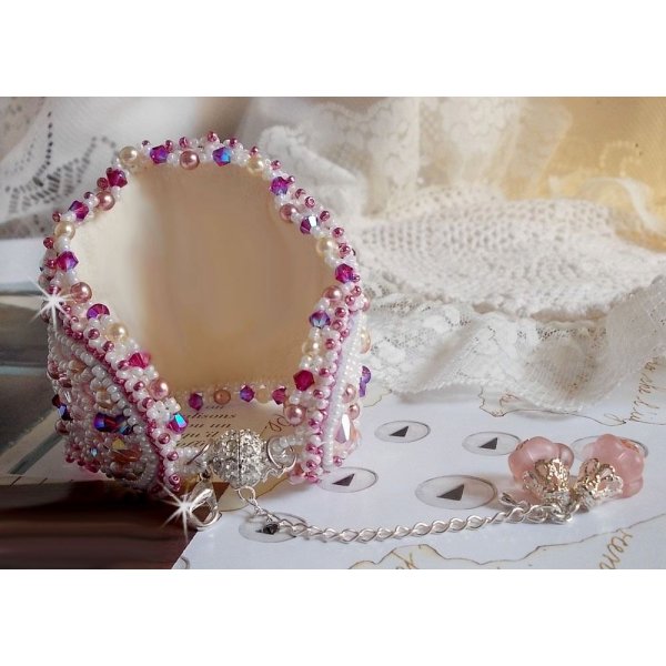 Bracelet Haute-Couture Valmont avec une dentelle ivoire très ancienne et des cristaux