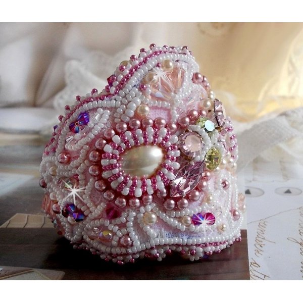 Bracelet Haute-Couture Valmont avec une dentelle ivoire tr&egrave;s ancienne et des cristaux