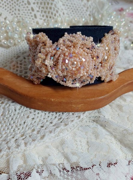 Bracelet Idylle Beauty brod&eacute; avec des cristaux : perles rondes nacr&eacute;es, toupies, facettes Verre &agrave; laquelle s&rsquo;ajoute des rocailles avec un fermoir en Plaqu&eacute; Or et une cha&icirc;nette en Argent 925/1000