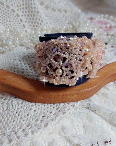 Bracelet Idylle Beauty brod&eacute; avec des cristaux : perles rondes nacr&eacute;es, toupies, facettes Verre &agrave; laquelle s&rsquo;ajoute des rocailles avec un fermoir en Plaqu&eacute; Or et une cha&icirc;nette en Argent 925/1000