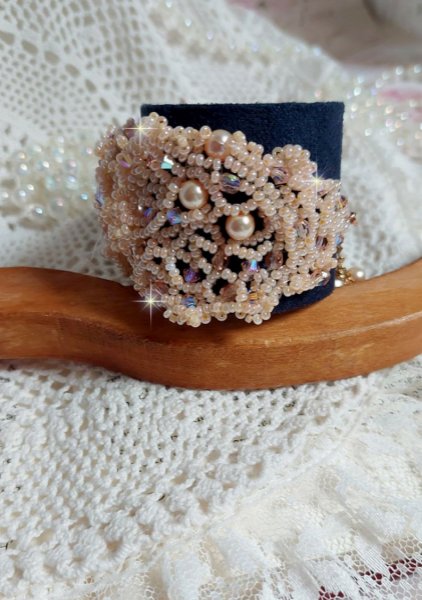 Bracelet Idylle Beauty brod&eacute; avec des cristaux : perles rondes nacr&eacute;es, toupies, facettes Verre &agrave; laquelle s&rsquo;ajoute des rocailles avec un fermoir en Plaqu&eacute; Or et une cha&icirc;nette en Argent 925/1000