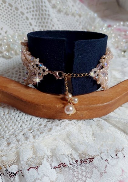 Bracelet Idylle Beauty brod&eacute; avec des cristaux : perles rondes nacr&eacute;es, toupies, facettes Verre &agrave; laquelle s&rsquo;ajoute des rocailles avec un fermoir en Plaqu&eacute; Or et une cha&icirc;nette en Argent 925/1000