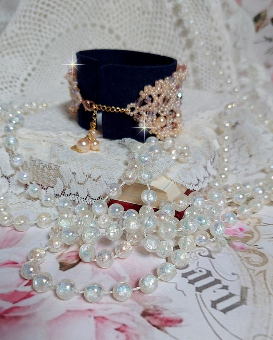 Bracelet Idylle Beauty brodé avec des cristaux : perles rondes nacrées, toupies, facettes Verre à laquelle s’ajoute des rocailles avec un fermoir en Plaqué Or et une chaînette en Argent 925/1000