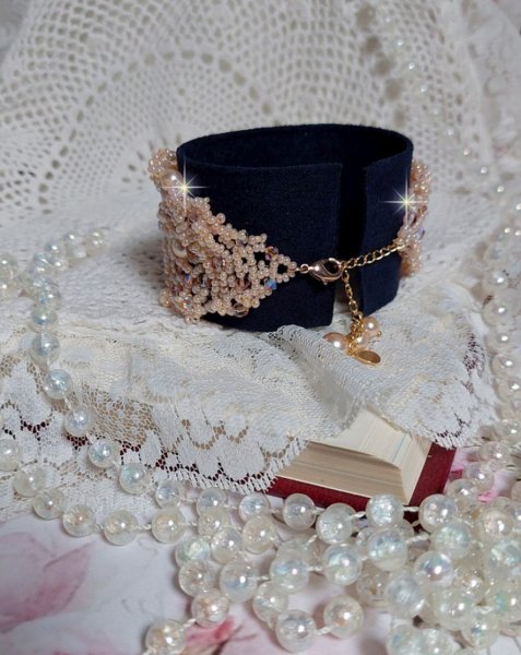 Bracelet Idylle Beauty brod&eacute; avec des cristaux : perles rondes nacr&eacute;es, toupies, facettes Verre &agrave; laquelle s&rsquo;ajoute des rocailles avec un fermoir en Plaqu&eacute; Or et une cha&icirc;nette en Argent 925/1000