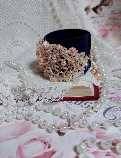 Bracelet Idylle Beauty brod&eacute; avec des cristaux : perles rondes nacr&eacute;es, toupies, facettes Verre &agrave; laquelle s&rsquo;ajoute des rocailles avec un fermoir en Plaqu&eacute; Or et une cha&icirc;nette en Argent 925/1000