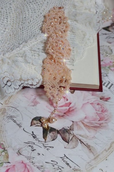 Bracelet Idylle Beauty brod&eacute; avec des cristaux : perles rondes nacr&eacute;es, toupies, facettes Verre &agrave; laquelle s&rsquo;ajoute des rocailles avec un fermoir en Plaqu&eacute; Or et une cha&icirc;nette en Argent 925/1000