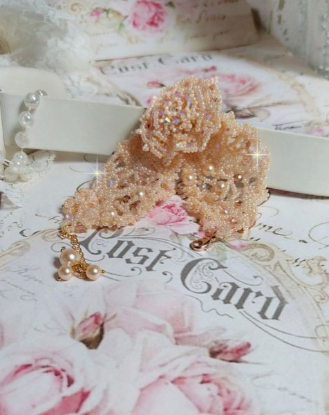 Bracelet Idylle Beauty brod&eacute; avec des cristaux : perles rondes nacr&eacute;es, toupies, facettes Verre &agrave; laquelle s&rsquo;ajoute des rocailles avec un fermoir en Plaqu&eacute; Or et une cha&icirc;nette en Argent 925/1000