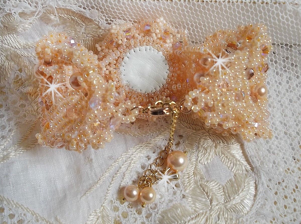 Bracelet Idylle Beauty brodé avec des Cristaux de Swarovski, des facettes, des perles rondes, des rocailles avec un fermoir et une chaînette en Plaqué Or