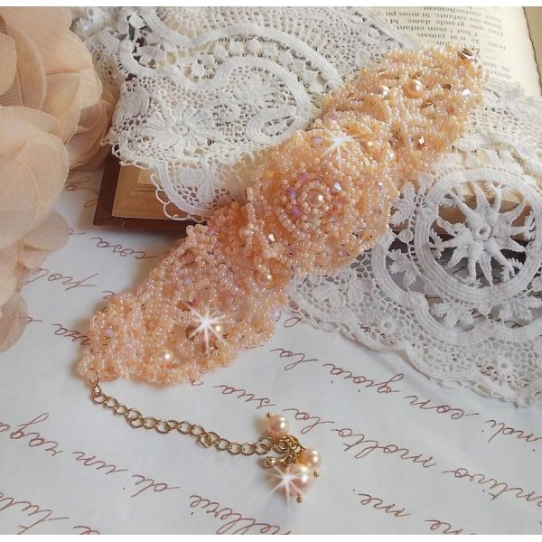 Bracelet Idylle Beauty brodé avec des Cristaux de Swarovski, des facettes, des perles rondes, des rocailles avec un fermoir et une chaînette en Plaqué Or