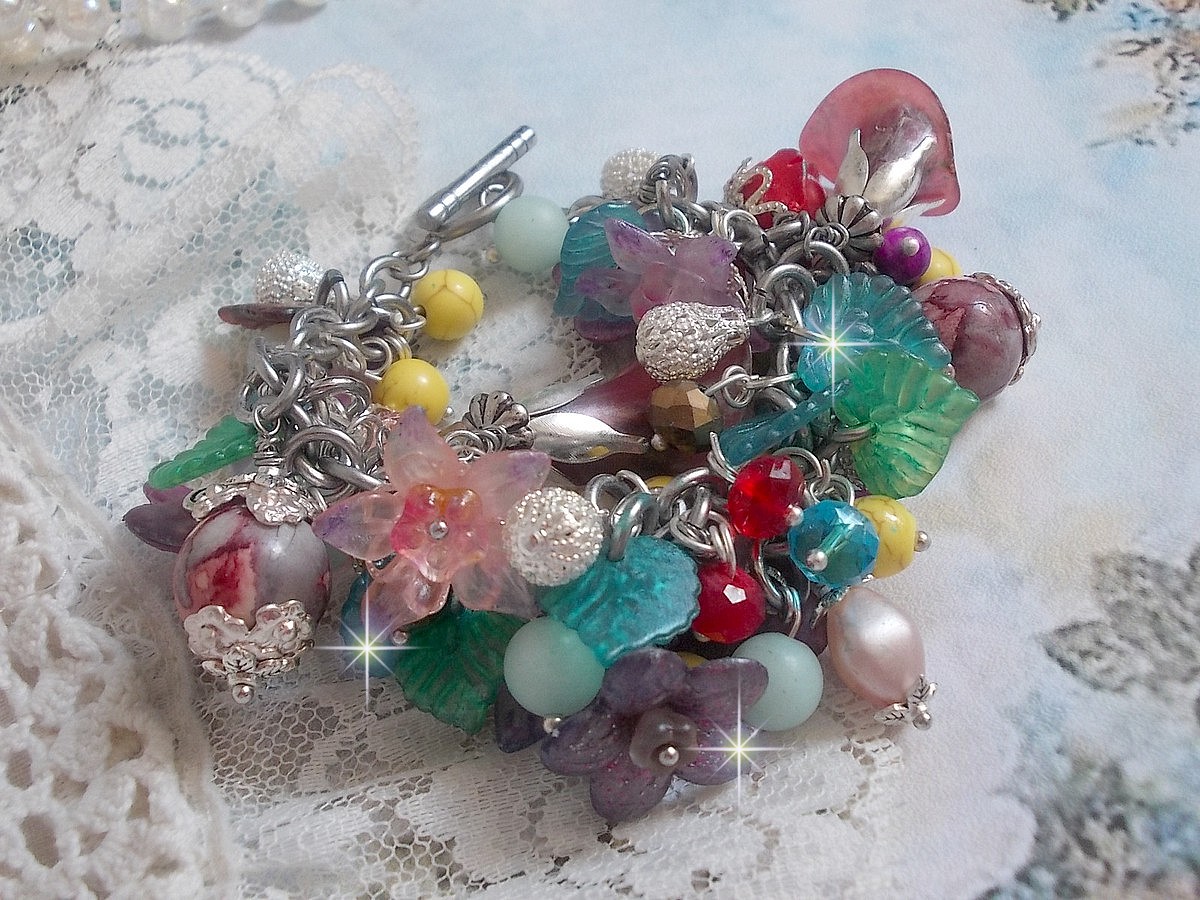 Bracelet Lady Luxe monté avec des perles de gemme : L’Amazonite et la Sugilite à laquelle s’ajoute des fleurs de différentes variétés peintes à la main : lucite et résine, breloques et perles