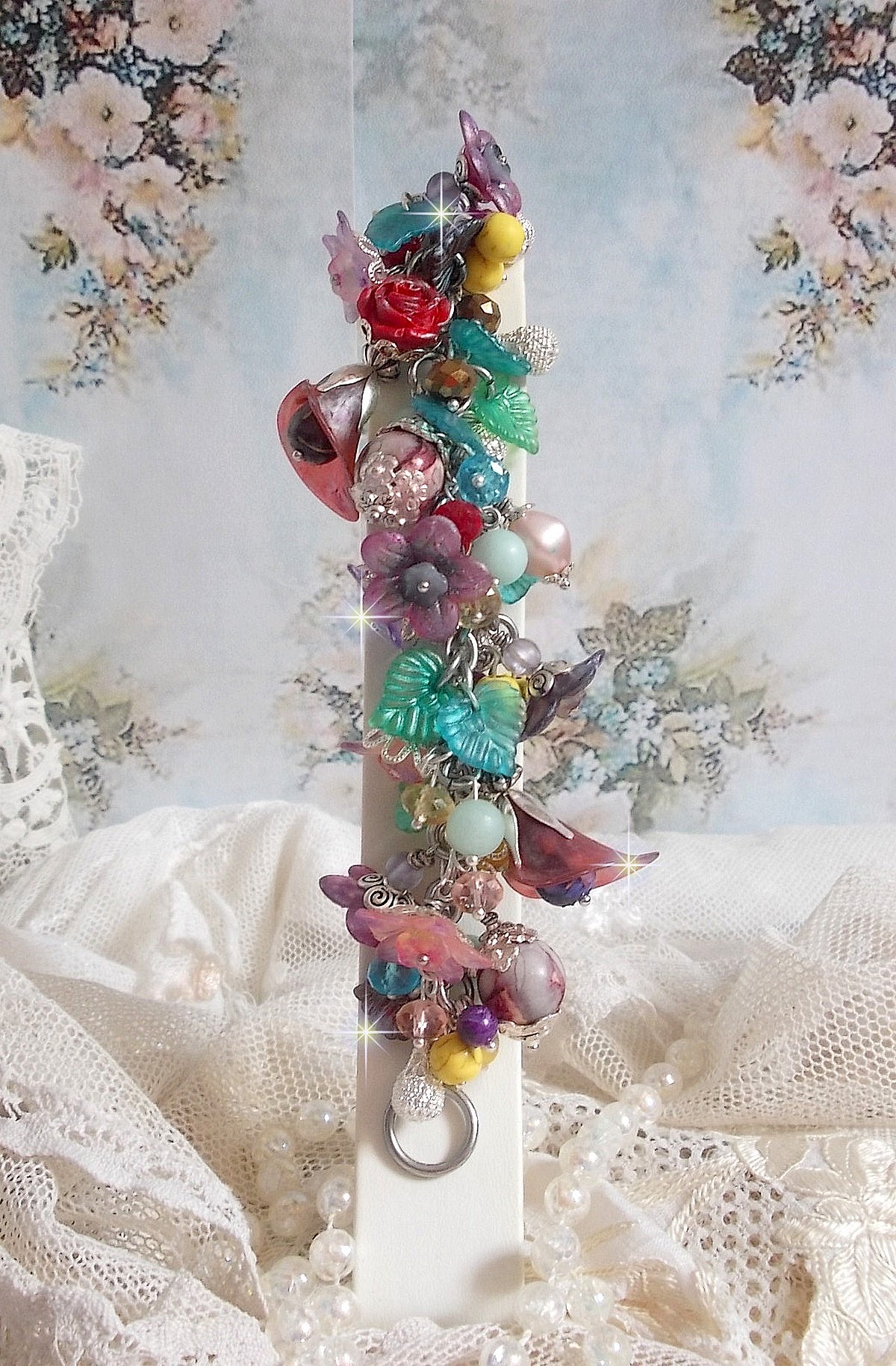 Bracelet Lady Luxe mont&eacute; avec des perles de gemme : L&rsquo;Amazonite et la Sugilite &agrave; laquelle s&rsquo;ajoute des fleurs de diff&eacute;rentes vari&eacute;t&eacute;s peintes &agrave; la main : lucite et r&eacute;sine, breloques et perles