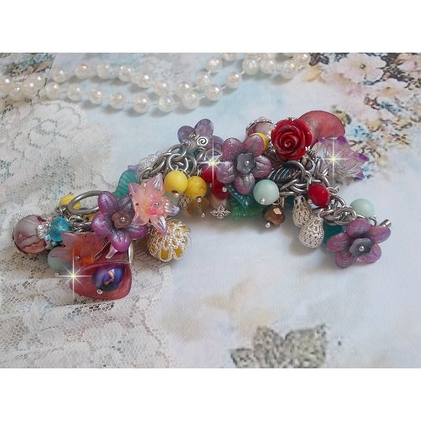 Bracelet Lady Luxe mont&eacute; avec des perles de gemme : L&rsquo;Amazonite et la Sugilite &agrave; laquelle s&rsquo;ajoute des fleurs de diff&eacute;rentes vari&eacute;t&eacute;s peintes &agrave; la main : lucite et r&eacute;sine, breloques et perles