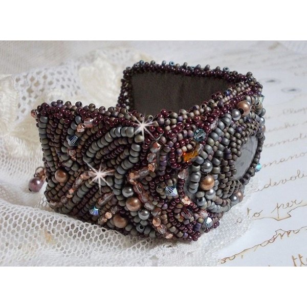 Bracelet Long Brown Picasso brodé avec une pierre de gemme (Jaspe Picasso), des Cristaux de Swarovski, des rocailles Miyuki et des facettes en verre de bohème