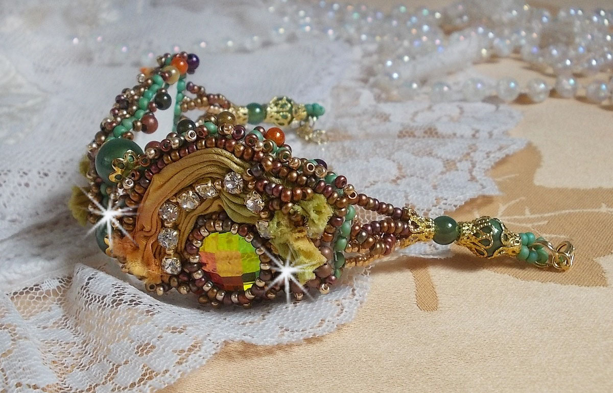 Bracelet Lune Vénitienne brodé avec un ruban de soie Orange, Vert et Jaune, cristaux : toupies, chatons Crystal et Péridot. S’ajoute des facettes, perles magiques et rocailles