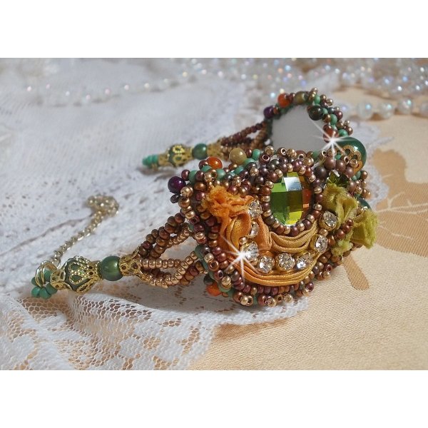 Bracelet Lune Vénitienne brodé avec un ruban de soie, des cabochons facettés, des Cristaux de Swarovski et des perles magiques