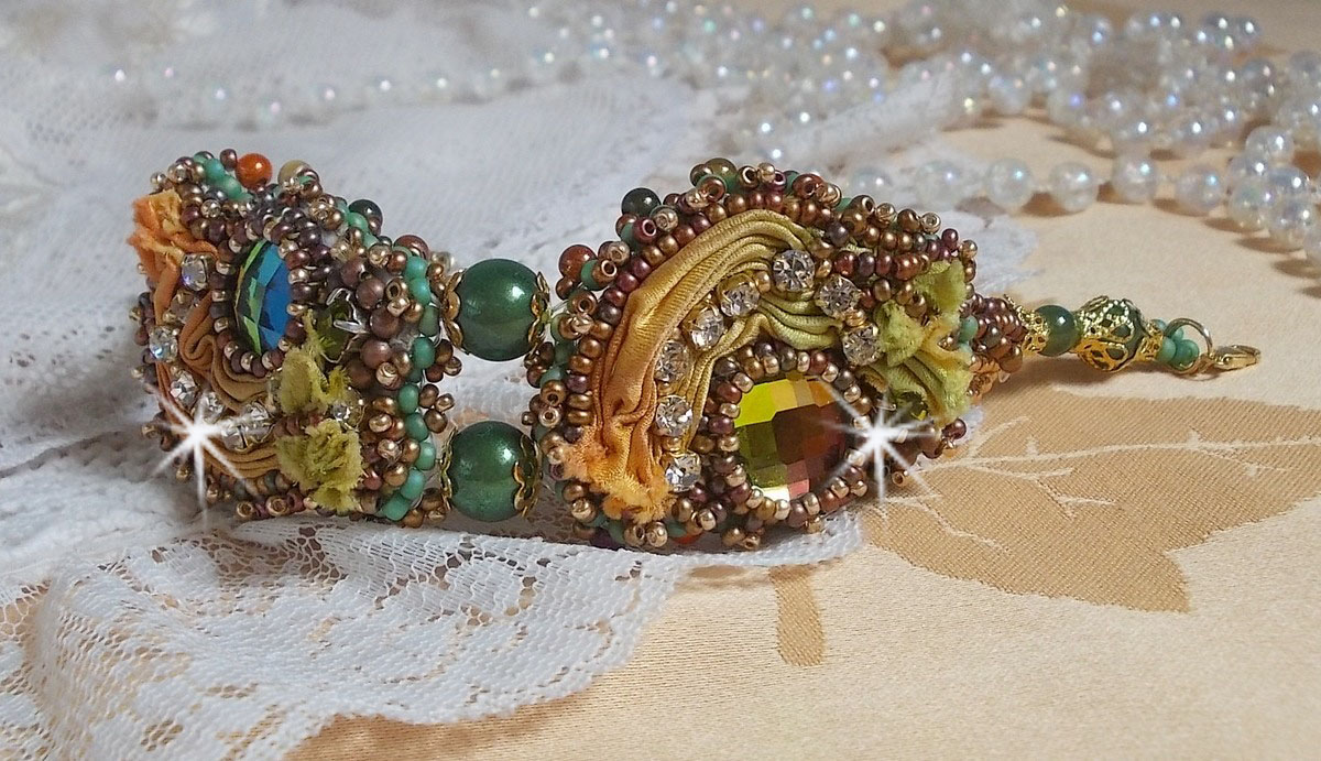 Bracelet Lune Vénitienne brodé avec un ruban de soie, des cabochons facettés, des Cristaux de Swarovski et des perles magiques
