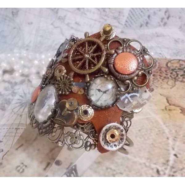 Bracelet L'élégante du Temps crée avec des rouages, estampes, vis, boulons, mécanisme de montres et d'autres matériaux