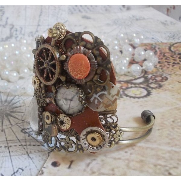 Bracelet L'&eacute;l&eacute;gante du Temps cr&eacute;e avec des rouages, estampes, vis, boulons, m&eacute;canisme de montres et d'autres mat&eacute;riaux