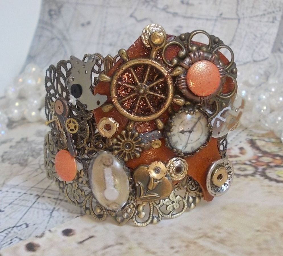 Bracelet L'élégante du Temps crée avec des rouages, estampes, vis, boulons, mécanisme de montres et d'autres matériaux