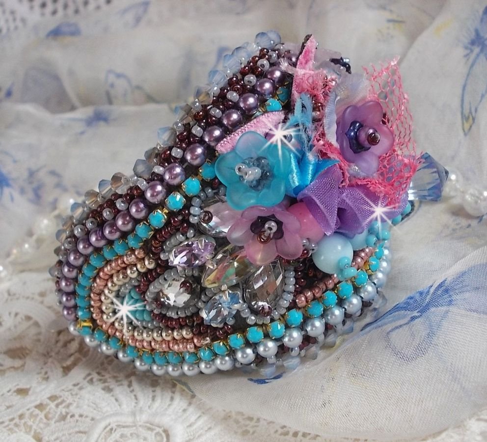 Bracelet manchette Mademoiselle Bluse Haute-Couture brodé avec des Cristaux de Swarovski, des fleurs en verre de bohème, de l'Argent 925/1000, de la dentelle  et des rocailles