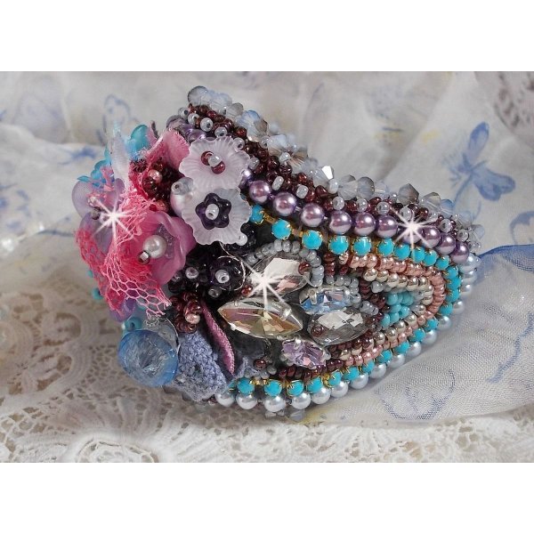 Bracelet manchette Mademoiselle Bluse Haute-Couture brodé avec des Cristaux de Swarovski, des fleurs en verre de bohème, de l'Argent 925/1000, de la dentelle  et des rocailles