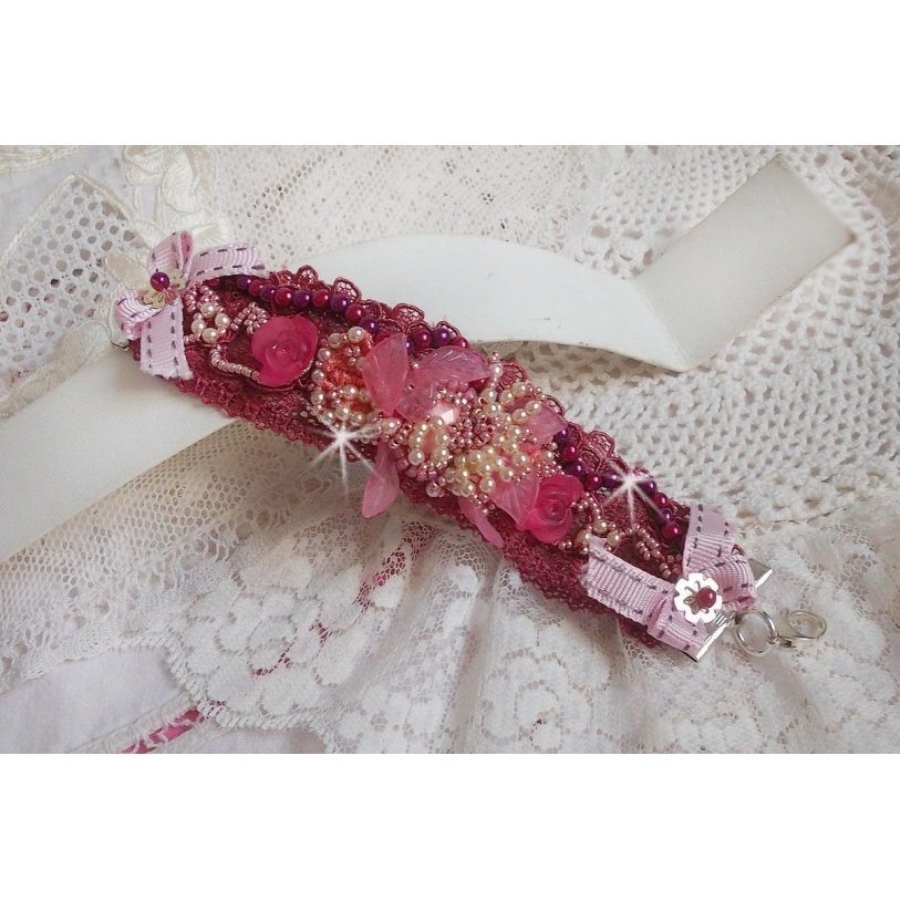 Bracelet Magnolia avec une dentelle bordeaux brodée avec des perles nacrées et fleurs