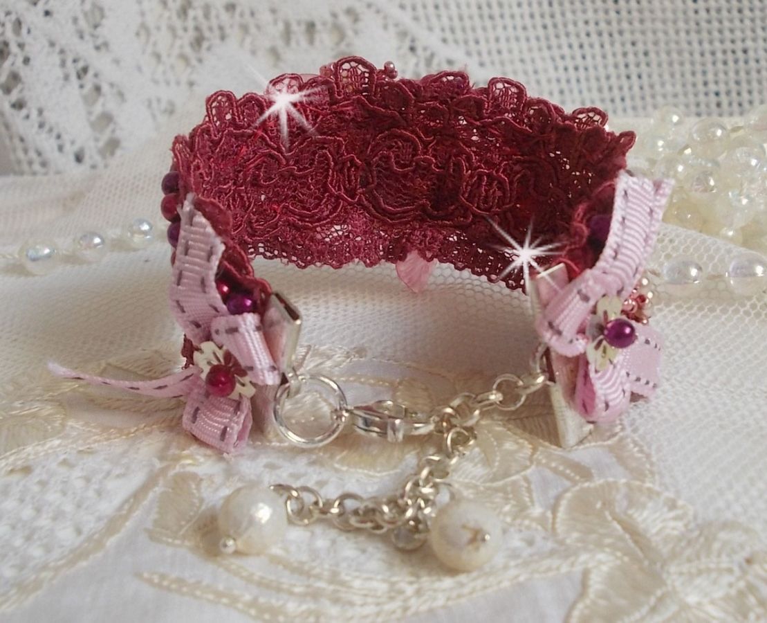 Bracelet Magnolia avec une dentelle bordeaux brodée avec des perles nacrées et fleurs