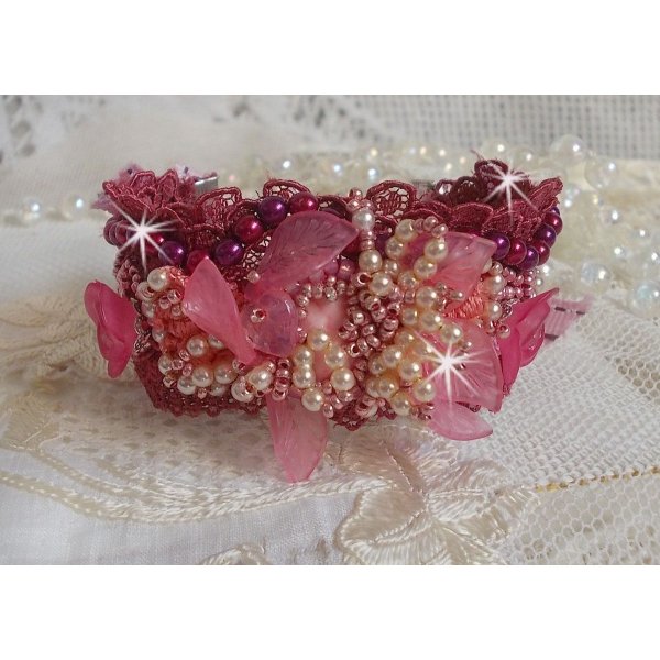 Bracelet Magnolia avec une dentelle bordeaux brod&eacute;e avec des perles nacr&eacute;es et fleurs