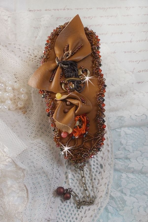 Bracelet manchette Amber Romance brodé avec du cuir vachette très souple, des perles semi-précieuses comme la Citrine, l' Agate et des rocailles