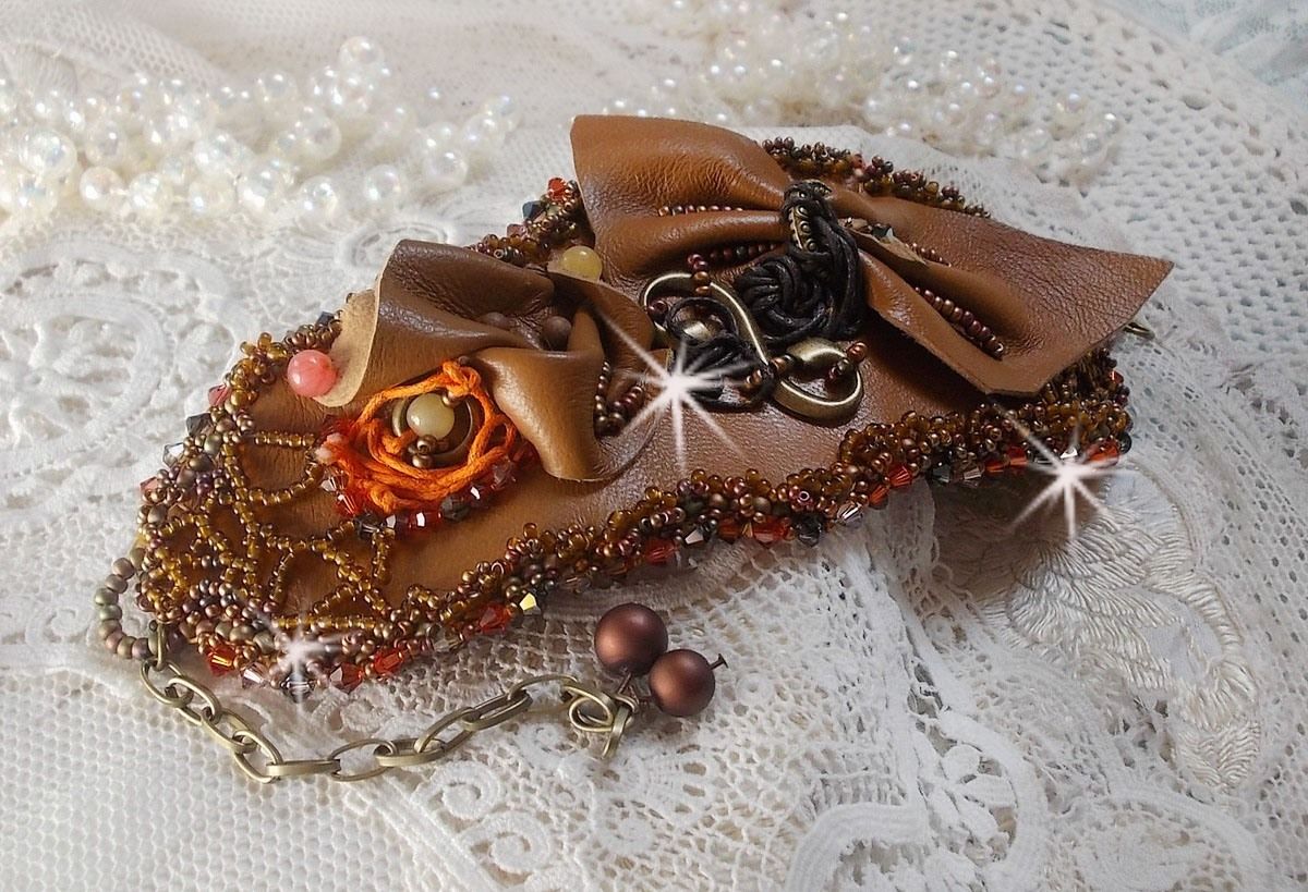 Bracelet manchette Amber Romance brodé avec du cuir vachette très souple, des perles semi-précieuses comme la Citrine, l' Agate et des rocailles