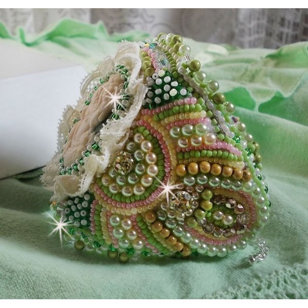 Bracelet manchette Anisse haute-Couture brod&eacute; avec un cabochon portrait de femme cr&eacute;e par mes soins, des perles de Swarovski, des rocailles.