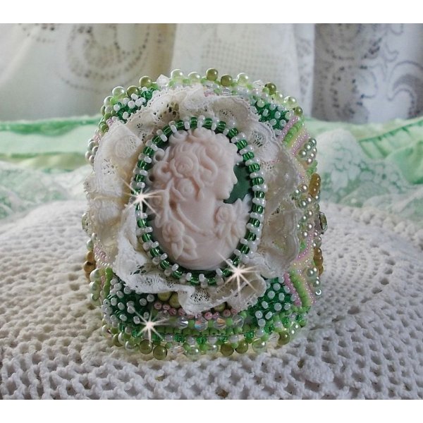 Bracelet manchette Anisse haute-Couture brod&eacute; avec un cabochon portrait de femme cr&eacute;e par mes soins, des perles de Swarovski, des rocailles.