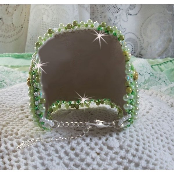 Bracelet manchette Anisse haute-Couture brod&eacute; avec un cabochon portrait de femme cr&eacute;e par mes soins, des perles de Swarovski, des rocailles.