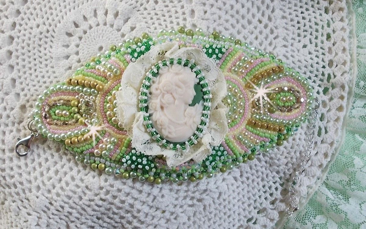 Bracelet manchette Anisse haute-Couture brodé avec un cabochon portrait de femme crée par mes soins, des perles de Swarovski, des rocailles.