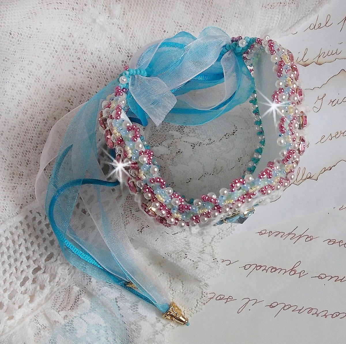 Bracelet Beauty Alicia Blue manchette Haute-Couture brodée avec des Cristaux de Swarovski, une dentelle blanche très fine et des rocailles.