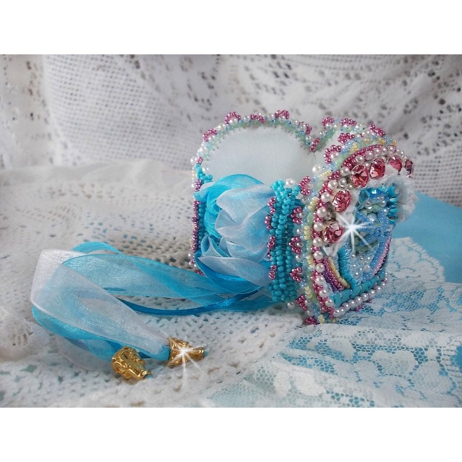 Bracelet Beauty Alicia Blue manchette Haute-Couture brodée avec des Cristaux de Swarovski, une dentelle blanche très fine et des rocailles.