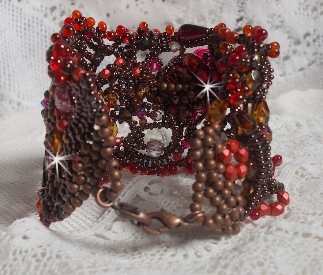 Bracelet manchette Belle Hélène pour une mode vintage avec des fleurs en tissu mis en forme avec rocailles Dark Bronze, bugles et mini-goutte en verre, facettes, calcite, perles et cristaux