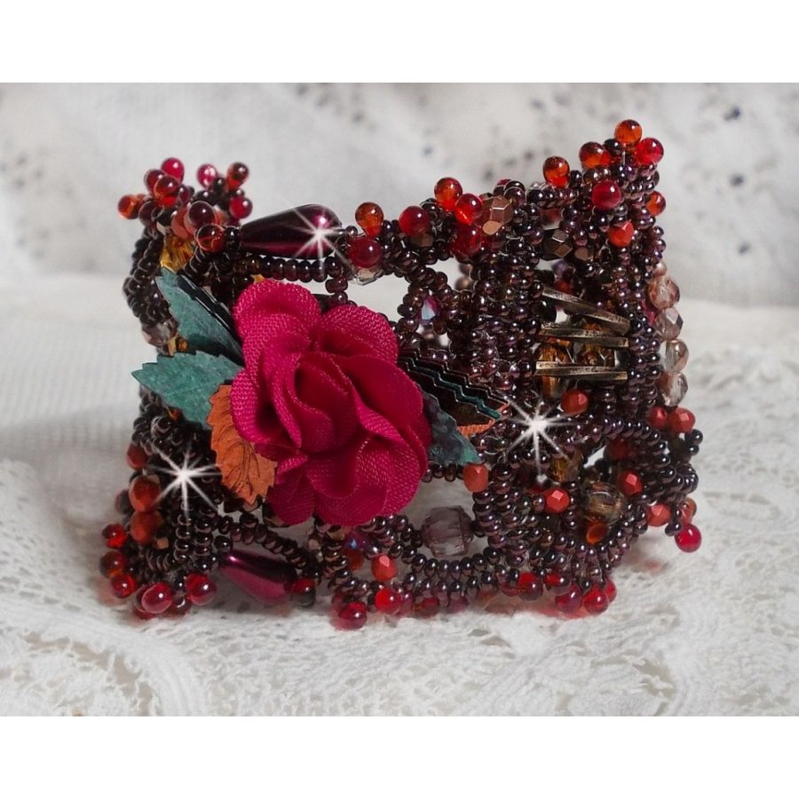 Bracelet manchette Belle Hélène pour une mode vintage avec des fleurs en tissu mis en forme avec rocailles Dark Bronze, bugles et mini-goutte en verre, facettes, calcite, perles et cristaux